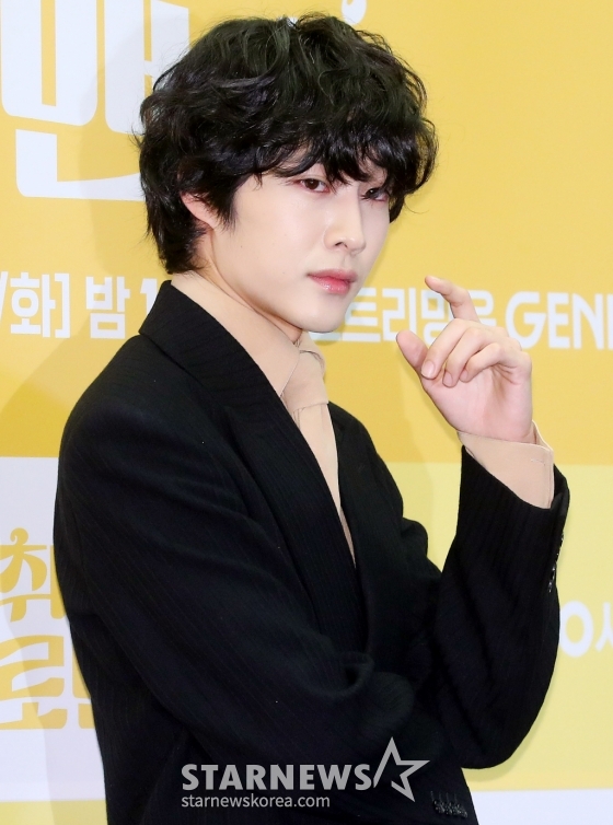배우 이종원이 4일 오후 서울 마포구 상암동 스탠포드 서울에서 진행된 ENA 월화드라마 &#039;취하는 로맨스&#039; 제작발표회에 참석해 포즈를 취하고 있다.   &#039;취하는 로맨스&#039;는 감정을 숨기는 게 당연한 &#039;초열정&#039; 주류회사 영업왕 용주(김세정 분)와 감정을 캐치하는 게 일상인 &#039;초민감&#039; 브루어리 대표 민주(이종원 분)의 설렘 도수 끌올 로맨스. 2024.11.04 /사진=김창현 chmt@