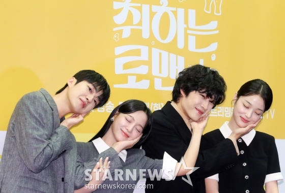 배우 백성철, 김세정, 이종원, 신도현이 4일 오후 서울 마포구 상암동 스탠포드 서울에서 진행된 ENA 월화드라마 &#039;취하는 로맨스&#039; 제작발표회에 참석해 포즈를 취하고 있다.   &#039;취하는 로맨스&#039;는 감정을 숨기는 게 당연한 &#039;초열정&#039; 주류회사 영업왕 용주(김세정 분)와 감정을 캐치하는 게 일상인 &#039;초민감&#039; 브루어리 대표 민주(이종원 분)의 설렘 도수 끌올 로맨스. 2024.11.04 /사진=김창현 chmt@