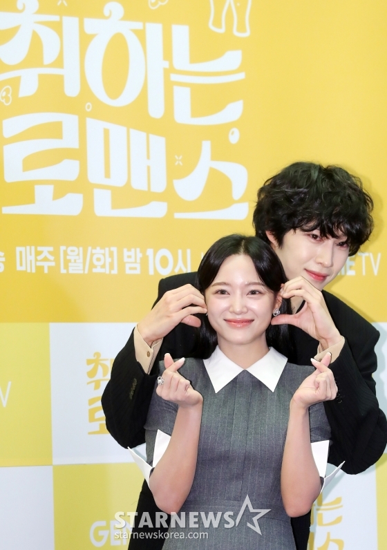 배우 이종원, 김세정이 4일 오후 서울 마포구 상암동 스탠포드 서울에서 진행된 ENA 월화드라마 &#039;취하는 로맨스&#039; 제작발표회에 참석해 포즈를 취하고 있다.   &#039;취하는 로맨스&#039;는 감정을 숨기는 게 당연한 &#039;초열정&#039; 주류회사 영업왕 용주(김세정 분)와 감정을 캐치하는 게 일상인 &#039;초민감&#039; 브루어리 대표 민주(이종원 분)의 설렘 도수 끌올 로맨스. 2024.11.04 /사진=김창현 chmt@
