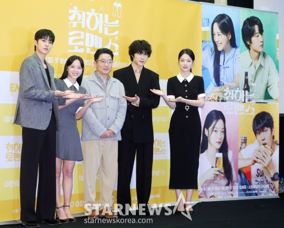 박선호 감독(가운데), 배우 백성철, 김세정, 이종원, 신도현이 4일 오후 서울 마포구 상암동 스탠포드 서울에서 진행된 ENA 월화드라마 &#039;취하는 로맨스&#039; 제작발표회에 참석해 포즈를 취하고 있다.   &#039;취하는 로맨스&#039;는 감정을 숨기는 게 당연한 &#039;초열정&#039; 주류회사 영업왕 용주(김세정 분)와 감정을 캐치하는 게 일상인 &#039;초민감&#039; 브루어리 대표 민주(이종원 분)의 설렘 도수 끌올 로맨스. 2024.11.04 /사진=김창현 chmt@