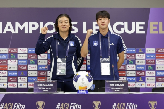 김판곤(왼쪽) 감독과 김민준. /사진=한국프로축구연맹 제공