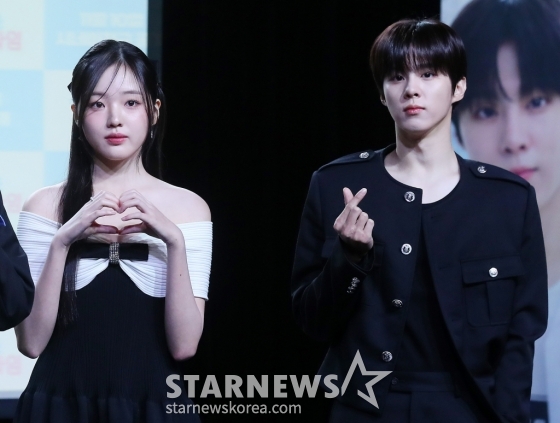 배우 강나언, 김우석이 29일 오전 서울 강남구 청담동 일지아트홀에서 진행된 웹드라마 &#039;0교시는 인싸타임&#039; 제작발표회에 참석해 포즈를 취하고 있다.   &#039;0교시는 인싸타임&#039;은 익명 커뮤니티 앱 &#039;인싸타임&#039;의 관리자가 되어 전교생의 모든 비밀을 알게 된 &#039;아싸&#039;(아웃사이더)가 지독하게도 얽히고 싶었던 &#039;핵인싸&#039; 무리에 들어가며 펼쳐지는 하이틴 시크릿 로맨스다. 채널 시네마천국에서 오는 11월 10일 첫 방송된다. 2024.10.29 /사진=김창현 chmt@