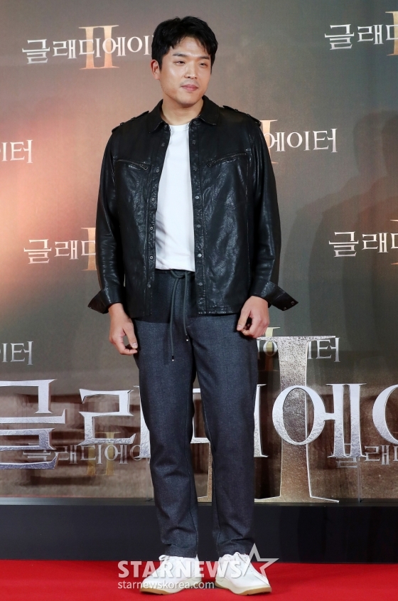 &#039;흑백요리사&#039; 안성재 셰프가 5일 오후 서울 용산구 아이파크몰 CGV에서 진행된 영화 &#039;글래디에이터2&#039; VIP시사회에 참석해 포즈를 취하고 있다.  &#039;글래디에이터2&#039;는 &#039;막시무스&#039;의 죽음으로부터 20여 년 후, 콜로세움에서 로마의 운명을 건 결투를 벌이는 &#039;루시우스&#039;(폴 메스칼)의 이야기를 그린 영화다. 오는 13일 개봉. 2024.11.05 /사진=김창현 chmt@