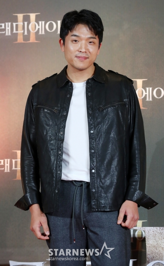 &#039;흑백요리사&#039; 안성재 셰프가 5일 오후 서울 용산구 아이파크몰 CGV에서 진행된 영화 &#039;글래디에이터2&#039; VIP시사회에 참석해 포즈를 취하고 있다.  &#039;글래디에이터2&#039;는 &#039;막시무스&#039;의 죽음으로부터 20여 년 후, 콜로세움에서 로마의 운명을 건 결투를 벌이는 &#039;루시우스&#039;(폴 메스칼)의 이야기를 그린 영화다. 오는 13일 개봉. 2024.11.05 /사진=김창현 chmt@