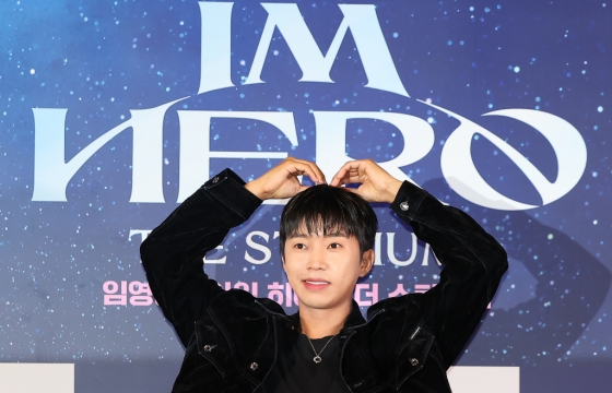 (서울=뉴스1) 김진환 기자 = 가수 임영웅이 22일 오후 서울 CGV 용산아이파크몰에서 열린 &#039;임영웅│아임 히어로 더 스타디움&#039; 무대인사에 참석해 포즈를 취하고 있다.   임영웅의 지난 5월 서울월드컵경기장 공연 실황과 뒷 이야기를 담은 &#039;임영웅│아임 히어로 더 스타디움&#039;은 오는 28일 CGV에서 단독 개봉한다. 2024.8.22/뉴스1  Copyright (C) 뉴스1. All rights reserved. 무단 전재 및 재배포,  AI학습 이용 금지. /사진=(서울=뉴스1) 김진환 기자