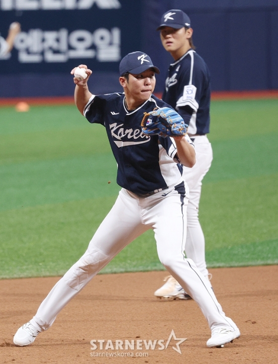 대한민국 야구 대표팀이 &#039;2024 WBSC 프리미어 12&#039; 츨전을 앞두고 5일 서울 고척스카이돔에서 훈련에 임했다. 김영웅이 수비 훈련을 하고 있다. /사진=김진경 대기자