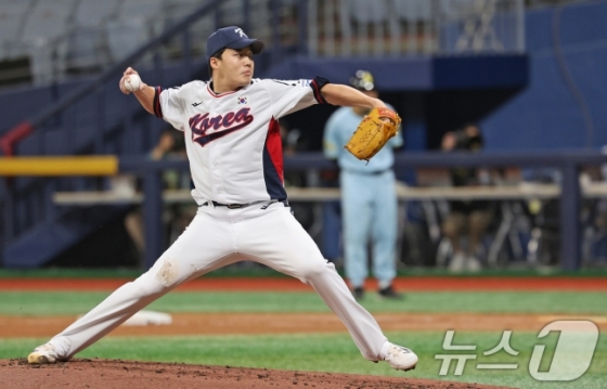  6일 오후 서울 구로구 고척스카이돔에서 열린 대한민국 야구 국가대표팀과 상무의 연습경기, 4회초 마운드에 오른 대표팀 임찬규가 역투하고 있다. /사진=뉴스1