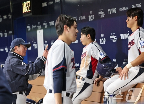 6일 오후 서울 구로구 고척스카이돔에서 열린 대한민국 야구 국가대표팀과 상무의 연습경기 중 대표팀 류중일(왼쪽) 감독이 더그아웃에서 김도영과 이주형에게 코칭을 하고 있다. /사진=뉴스1