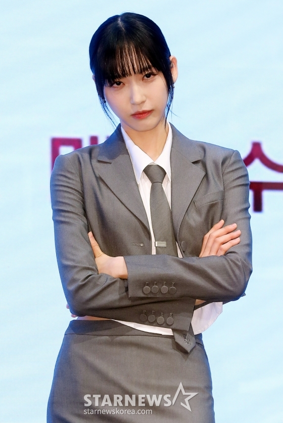 배우 한지현이 6일 오후 서울 구로구 더 세인트 웨딩에서 진행된 KBS 2TV 수목드라마 &#039;페이스미&#039; 제작발표회에 참석해 포즈를 취하고 있다.  &#039;페이스미&#039;는 냉정한 성형외과 의사와 열정적인 강력계 MZ 형사가 범죄 피해자 재건 성형을 통해 사건의 진실을 쫓는 공조 추적 메디컬 드라마다. 2024.11.06 /사진=김창현 chmt@