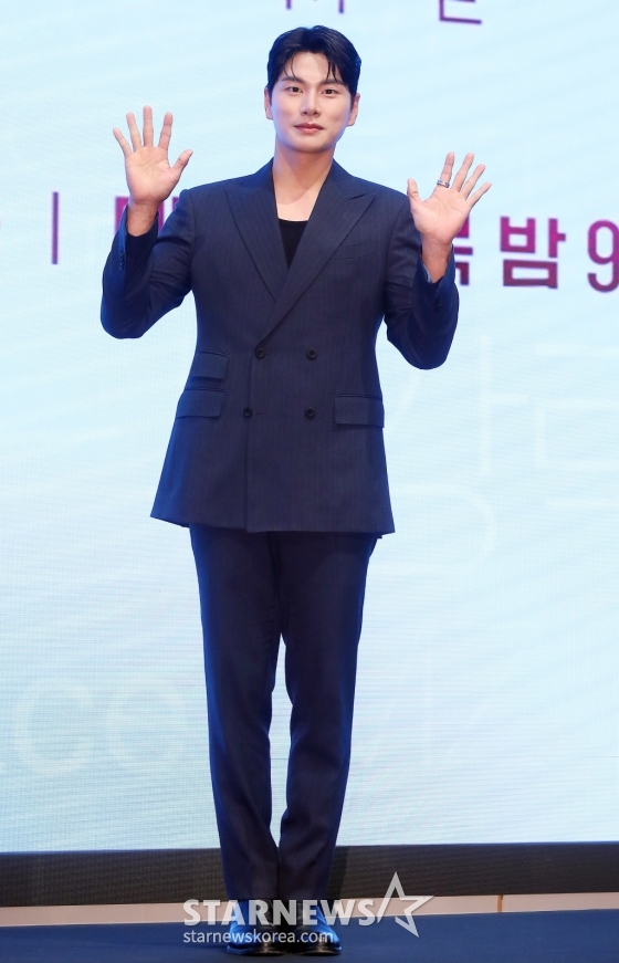 배우 이이경이 6일 오후 서울 구로구 더 세인트 웨딩에서 진행된 KBS 2TV 수목드라마 &#039;페이스미&#039; 제작발표회에 참석해 포즈를 취하고 있다.  &#039;페이스미&#039;는 냉정한 성형외과 의사와 열정적인 강력계 MZ 형사가 범죄 피해자 재건 성형을 통해 사건의 진실을 쫓는 공조 추적 메디컬 드라마다. 2024.11.06 /사진=김창현 chmt@