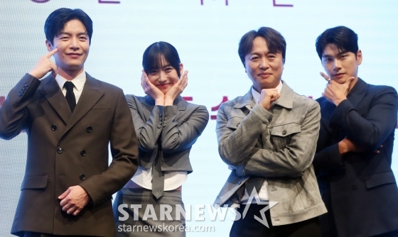 배우 이민기, 한지현, 전배수, 이이경이 6일 오후 서울 구로구 더 세인트 웨딩에서 진행된 KBS 2TV 수목드라마 '페이스미' 제작발표회에 참석해 포즈를 취하고 있다.  '페이스미'는 냉정한 성형외과 의사와 열정적인 강력계 MZ 형사가 범죄 피해자 재건 성형을 통해 사건의 진실을 쫓는 공조 추적 메디컬 드라마다. 2024.11.06 /사진=김창현 chmt@