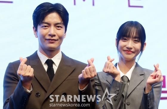 배우 이민기, 한지현이 6일 오후 서울 구로구 더 세인트 웨딩에서 진행된 KBS 2TV 수목드라마 &#039;페이스미&#039; 제작발표회에 참석해 포즈를 취하고 있다.  &#039;페이스미&#039;는 냉정한 성형외과 의사와 열정적인 강력계 MZ 형사가 범죄 피해자 재건 성형을 통해 사건의 진실을 쫓는 공조 추적 메디컬 드라마다. 2024.11.06 /사진=김창현 chmt@