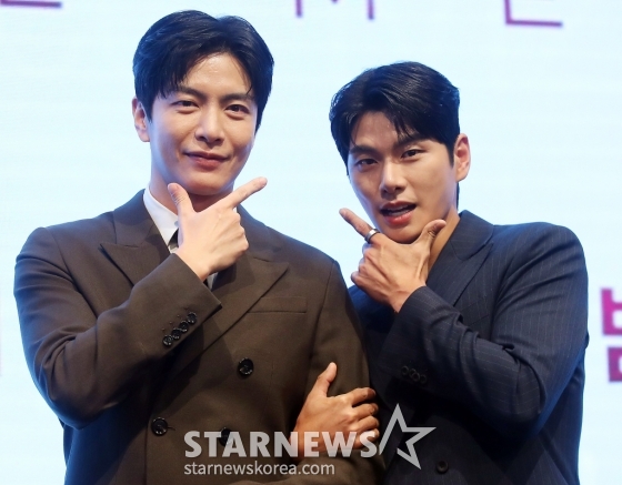 배우 이민기, 이이경이 6일 오후 서울 구로구 더 세인트 웨딩에서 진행된 KBS 2TV 수목드라마 &#039;페이스미&#039; 제작발표회에 참석해 포즈를 취하고 있다.  &#039;페이스미&#039;는 냉정한 성형외과 의사와 열정적인 강력계 MZ 형사가 범죄 피해자 재건 성형을 통해 사건의 진실을 쫓는 공조 추적 메디컬 드라마다. 2024.11.06 /사진=김창현 chmt@