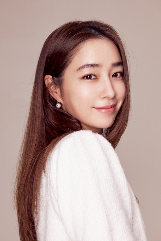 배우 이민정이 29일 오후 서울 종로구 삼청동의 한 카페에서 진행된 영화 &#039;스위치&#039; 개봉 관련 인터뷰를 위해 포즈를 취하고 있다.  &#039;스위치&#039;는 캐스팅 0순위 천만배우이자 자타공인 스캔들 메이커, 화려한 싱글 라이프를 만끽하던 톱스타 &#039;박강&#039;이 크리스마스에 인생이 180도 뒤바뀌는 순간을 맞이하면서 벌어지는 이야기를 담은 작품이다. 2023년 1월 4일 개봉. / 사진제공 = 롯데엔터테인먼트