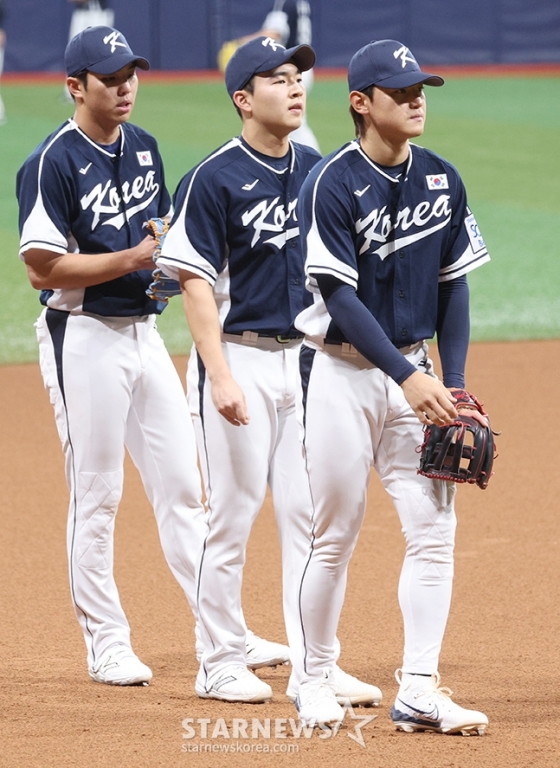 대한민국 야구 대표팀이 &#039;2024 WBSC 프리미어 12&#039; 츨전을 앞두고 5일 서울 고척스카이돔에서 훈련에 임했다. 김영웅(왼쪽)이 김휘집(가운데), 김도영과 함께 수비 훈련을 하고 있다. /사진=김진경 대기자