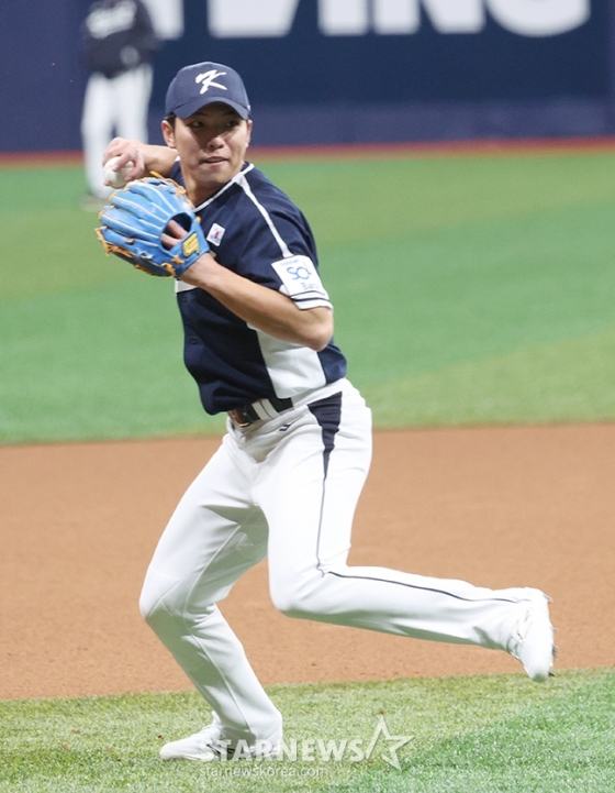 대한민국 야구 대표팀이 &#039;2024 WBSC 프리미어 12&#039; 츨전을 앞두고 5일 서울 고척스카이돔에서 훈련에 임했다. 김영웅이 수비 훈련을 하고 있다. /사진=김진경 대기자