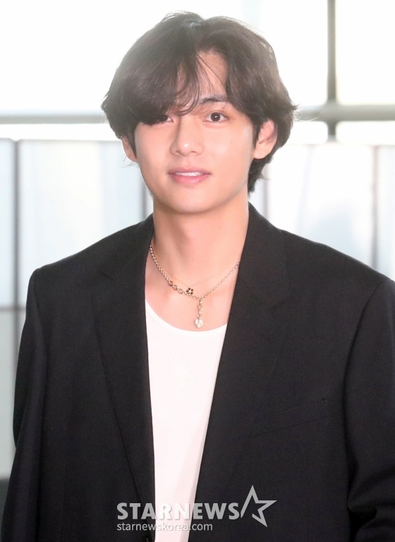 그룹 방탄소년단 뷔(김태형)가 해외 일정 차 프랑스 파리로 15일 오전 인천국제공항을 통해 출국하고 있다. 2023.05.15 임성균 기자 tjdrbs23@