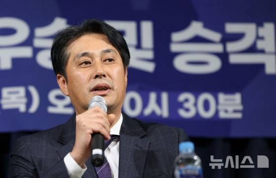  유병훈 FC안양 감독이 7일 오전 서울 종로구 축구회관에서 열린 &#039;FC안양 K리그2 우승 및 승격 기자회견&#039;에서 소감을 말하고 있다. /사진=뉴시스