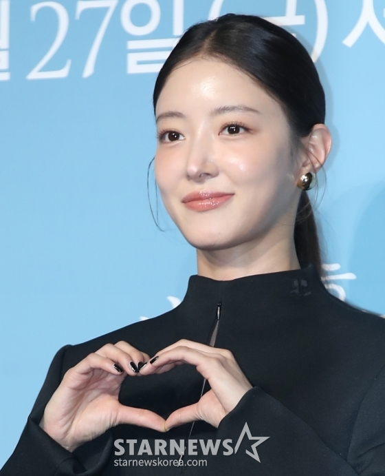 (서울=뉴스1) 권현진 기자 = 배우 이세영이 12일 서울 중구 웨스틴 조선 서울에서 열린 쿠팡플레이 시리즈 &#039;사랑 후에 오는것들&#039; 제작발표회에서 포즈를 취하고 있다.  &#039;사랑 후에 오는 것들&#039;은 운명 같던 사랑이 끝나고, 모든 것을 잊은 여자 홍(이세영 분)과 후회로 가득한 남자 준고(사타쿠치 켄타로 분)의 사랑 후 이야기를 그린 감성 멜로드라마다. 2024.9.12/뉴스1  Copyright (C) 뉴스1. All rights reserved. 무단 전재 및 재배포,  AI학습 이용 금지. /사진=(서울=뉴스1) 권현진 기자