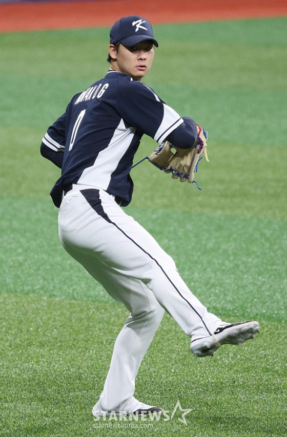 대한민국 야구 대표팀이 &#039;2024 WBSC 프리미어 12&#039; 츨전을 앞두고 7일 서울 고척스카이돔에서 최종 훈련을 가졌다.  곽도규가 피칭 훈련을 하고 있다. /사진=김진경 대기자