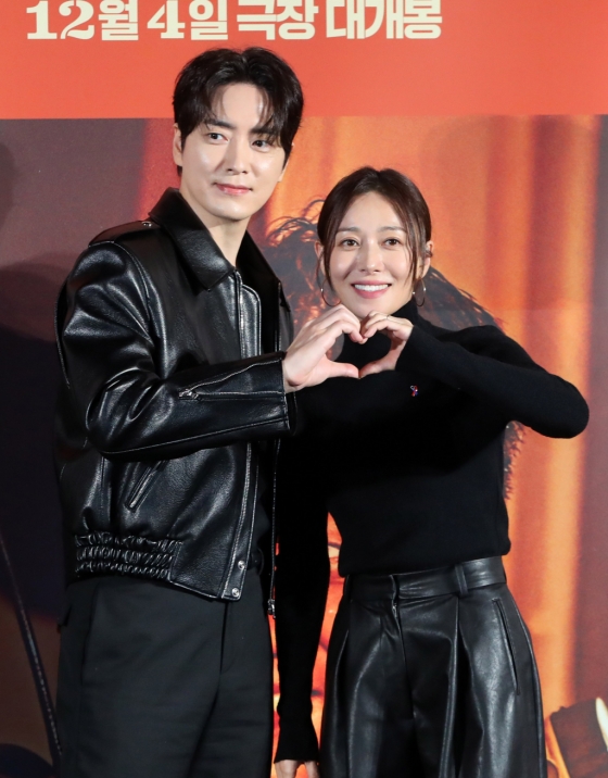 [서울=뉴시스] 김혜진 기자 = 배우 이준혁(왼쪽), 장영남이 8일 오전 서울 용산구 CGV 용산아이파크몰에서 열린 영화 &#039;소방관&#039; 제작보고회에서 포즈를 취하고 있다.  &#039;소방관&#039;은 2001년 홍제동 화재 참사 사건 당시 열악한 환경 속에서도 화재 진압과 전원 구조라는 단 하나의 목표를 가지고 투입된 소방관들의 상황을 그린 이야기다. 오는 12월 4일 개봉. 2024.11.08. jini@newsis.com /사진=김혜진