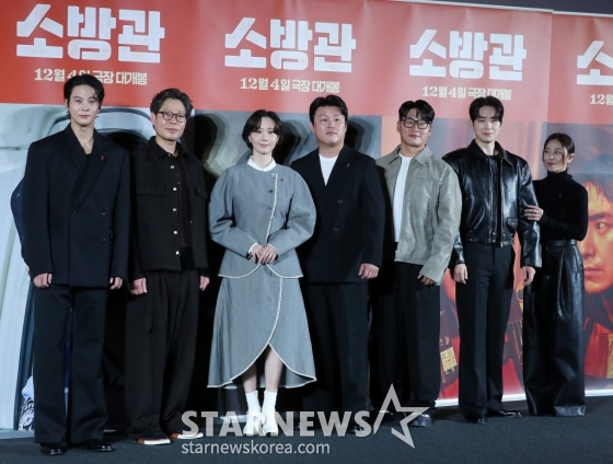 배우 주원, 유재명, 이유영, 김민재, 오대환, 이준혁, 장영남이 8일 오전 서울 용산구 아이파크몰 CGV에서 진행된 영화 &#039;소방관&#039; 제작보고회에 참석해 포즈를 취하고 있다.  &#039;소방관&#039;은 2001년 홍제동 화재 참사 사건 당시 열악한 환경 속에서도 화재 진압과 전원 구조라는 단 하나의 목표를 가지고 투입된 소방관들의 상황을 그린 이야기. 12월 4일 개봉. 2024.11.08 /사진=김창현 chmt@