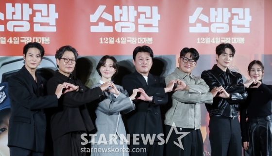 배우 주원, 유재명, 이유영, 김민재, 오대환, 이준혁, 장영남이 8일 오전 서울 용산구 아이파크몰 CGV에서 진행된 영화 &#039;소방관&#039; 제작보고회에 참석해 포즈를 취하고 있다.  &#039;소방관&#039;은 2001년 홍제동 화재 참사 사건 당시 열악한 환경 속에서도 화재 진압과 전원 구조라는 단 하나의 목표를 가지고 투입된 소방관들의 상황을 그린 이야기. 12월 4일 개봉. 2024.11.08 /사진=김창현 chmt@