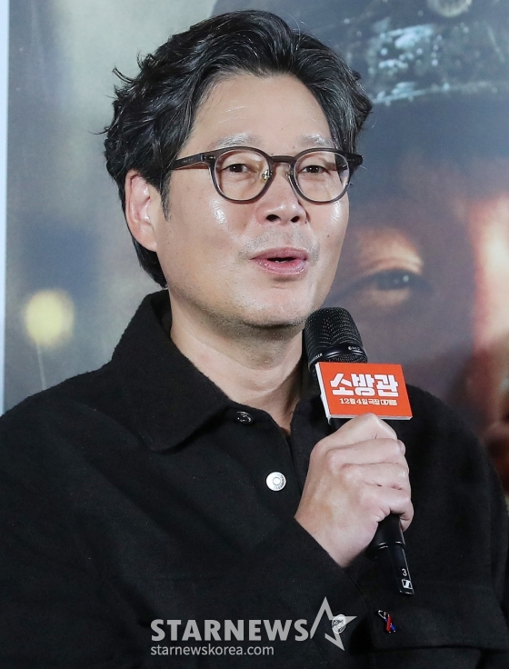 배우 유재명이 8일 오전 서울 용산구 아이파크몰 CGV에서 진행된 영화 &#039;소방관&#039; 제작보고회에 참석해 인사말을 하고 있다.  &#039;소방관&#039;은 2001년 홍제동 화재 참사 사건 당시 열악한 환경 속에서도 화재 진압과 전원 구조라는 단 하나의 목표를 가지고 투입된 소방관들의 상황을 그린 이야기. 12월 4일 개봉. 2024.11.08 /사진=김창현 chmt@