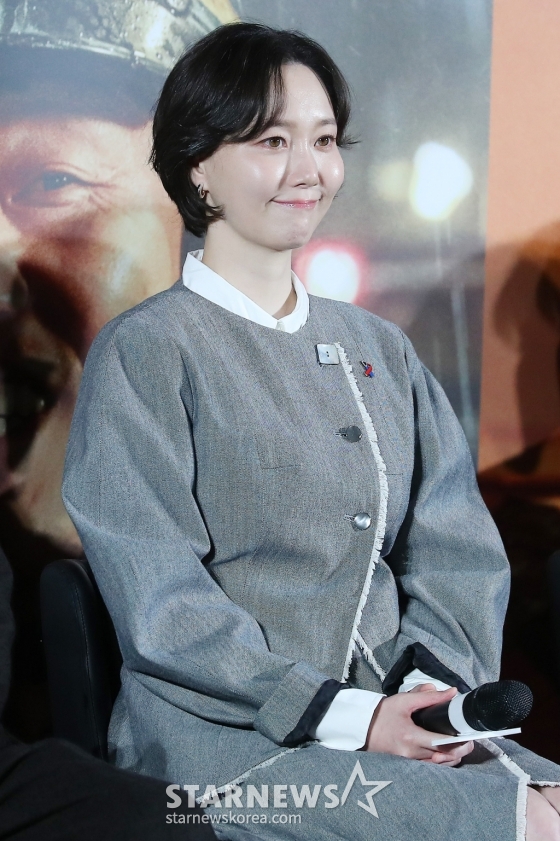 배우 이유영이 8일 오전 서울 용산구 아이파크몰 CGV에서 진행된 영화 &#039;소방관&#039; 제작보고회에 참석해 취재진을 바라보고 있다.  &#039;소방관&#039;은 2001년 홍제동 화재 참사 사건 당시 열악한 환경 속에서도 화재 진압과 전원 구조라는 단 하나의 목표를 가지고 투입된 소방관들의 상황을 그린 이야기. 12월 4일 개봉. 2024.11.08 /사진=김창현 chmt@