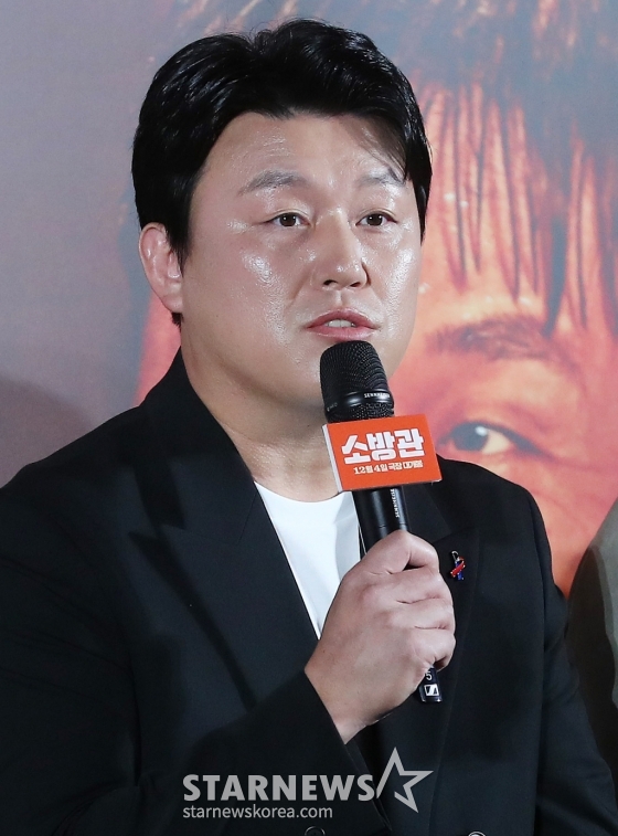 배우 김민재가 8일 오전 서울 용산구 아이파크몰 CGV에서 진행된 영화 &#039;소방관&#039; 제작보고회에 참석해 인사말을 하고 있다.  &#039;소방관&#039;은 2001년 홍제동 화재 참사 사건 당시 열악한 환경 속에서도 화재 진압과 전원 구조라는 단 하나의 목표를 가지고 투입된 소방관들의 상황을 그린 이야기. 12월 4일 개봉. 2024.11.08 /사진=김창현 chmt@