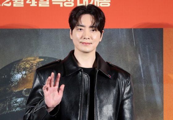 [서울=뉴시스] 김혜진 기자 = 배우 주원이 8일 오전 서울 용산구 CGV 용산아이파크몰에서 열린 영화 &#039;소방관&#039; 제작보고회에서 포즈를 취하고 있다.  &#039;소방관&#039;은 2001년 홍제동 화재 참사 사건 당시 열악한 환경 속에서도 화재 진압과 전원 구조라는 단 하나의 목표를 가지고 투입된 소방관들의 상황을 그린 이야기다. 오는 12월 4일 개봉. 2024.11.08. jini@newsis.com /사진=김혜진