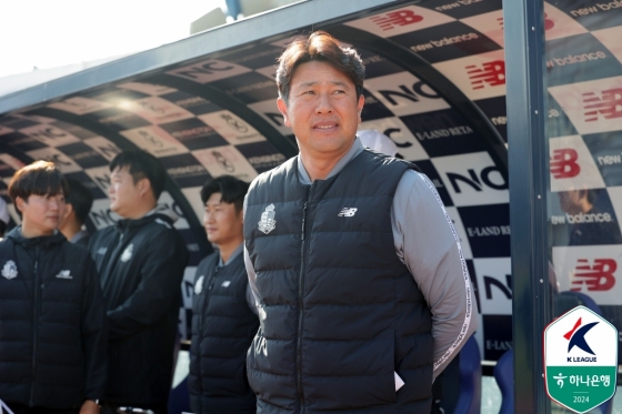 김도균 서울이랜드 감독이 9일 오후 2시 목동종합운동장 주경기장에서 열린 전남 드래곤즈와의 &#039;하나은행 K리그2 2024&#039; 39라운드 최종전에서 경기를 지켜보고 있다. /사진=한국프로축구연맹 제공
