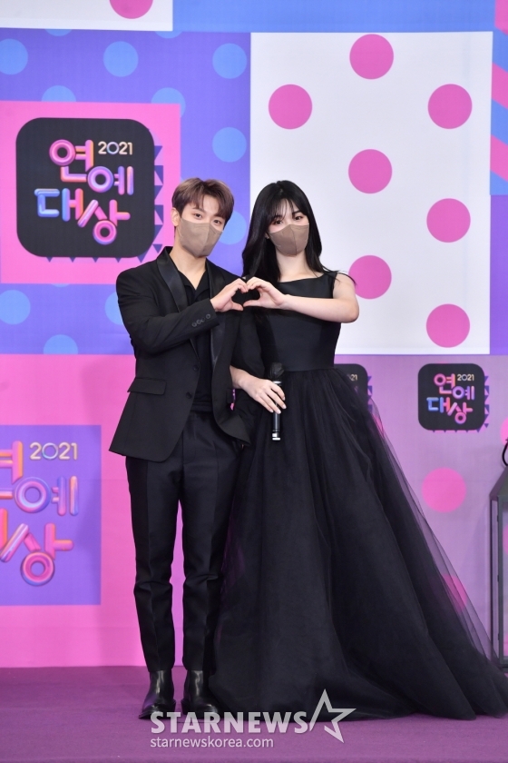 최민환, 율희 부부가 25일 오후 진행된 &#039;2021 KBS 연예대상&#039;에 참석해 포즈를 취하고 있다. /사진제공=KBS 2021.12.25