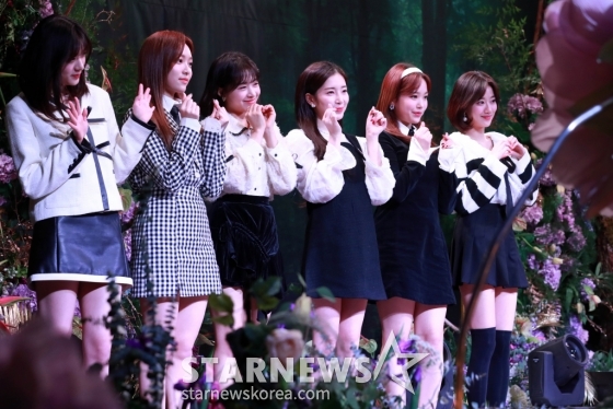 그룹 에이프릴 이진솔, 양예나, 김채원, 윤채경, 레이첼, 이나은이 29일 오후 서울 중구 포시즌스호텔에서 열린 &#039;VENTA X VR/XR CONCERT&#039;에 참석해 포즈를 취하고 있다.