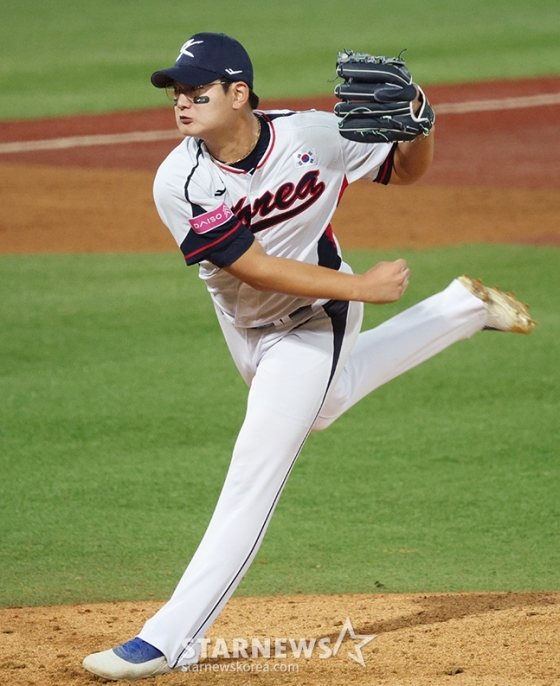 김서현이 10일 대만 타이베이시의 톈무 야구장에서 열린 대만프로야구(CPBL) 웨이취안 드래곤스와 평가전에서 4회 투구를 펼치고 있다. /사진=김진경 대기자 