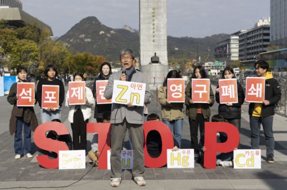 최예용 환경보건시민센터 소장이 최근 서울 종로구 광화문 광장 이순신 동상 앞에서 열린 낙동강에 불법 폐수배출하는 공해 공장 영풍 석포제련소 폐쇄 촉구 기자회견에서 모두발언을 하고 있다. /사진제공=뉴시스