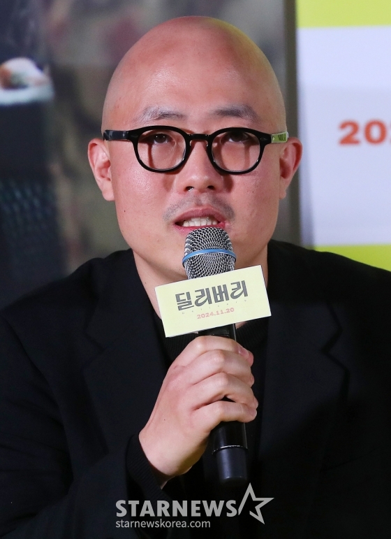 장민준 감독이 11일 오후 서울 용산구 아이파크몰 CGV에서 진행된 영화 &#039;딜리버리&#039; 언론시사회 및 기자간담회에 참석해 인사말을 하고 있다.  &#039;딜리버리&#039;는 아이를 가지는 것이 지상 최대 목표인 철부지 금수저 부부 ‘귀남’, ‘우희’와 계획에 없던 임신을 하게 된 백수 커플 ‘미자’, ‘달수’의 문제적 ‘딜’을 그린 유쾌하고 살벌한 공동 태교 코미디. 오는 20일 개봉. 2024.11.11 /사진=김창현 chmt@
