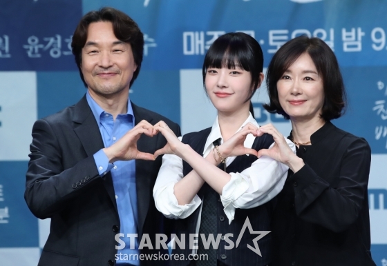 (서울=뉴스1) 권현진 기자 = 배우 한석규(왼쪽부터)와 채원빈, 오연수가 10일 오후 서울 마포구 상암 MBC에서 열린 MBC 금토드라마 &#039;이토록 친밀한 배신자&#039; 제작발표회에 참석해 포즈를 취하고 있다.  &#039;이토록 친밀한 배신자&#039;는 국내 최고의 프로파일러가 수사 중인 살인사건에 얽힌 딸의 비밀과 마주하고, 처절하게 무너져가며 심연 속의 진실을 쫓는 ‘부녀 스릴러’ 드라마다. 2024.10.10/뉴스1  Copyright (C) 뉴스1. All rights reserved. 무단 전재 및 재배포,  AI학습 이용 금지. /사진=(서울=뉴스1) 권현진 기자
