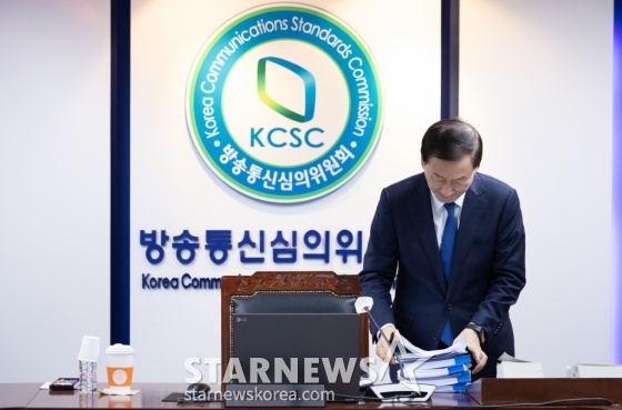 (서울=뉴스1) 이재명 기자 = 류희림 방송통신심의위원회 위원장이 13일 오후 서울 양천구 방심위 회의실에서 &#039;뉴스타파 김만배 인터뷰&#039;를 인용 보도한 방송사의 과징금 액수를 결정하는 회의에 참석, 자료를 정돈하고 있다. 2023.11.13/뉴스1  Copyright (C) 뉴스1. All rights reserved. 무단 전재 및 재배포,  AI학습 이용 금지. /사진=(서울=뉴스1) 이재명 기자