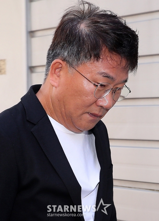 배우 선우은숙의 친언니를 강제 추행한 혐의로 재판에 넘겨진 아나운서 출신 유영재가 12일 오전 경기 수원지방법원 성남지원에서 열린 첫 공판 기일에 출석하고 있다.  유영재는 2023년부터 5차례에 걸쳐 선우은숙 친언니의 신체를 접촉하는 등 강제 추행한 혐의를 받고 있다.  유영재는 앞서 경찰 조사 단계에서 혐의를 부인 전면 부인한 것으로 알려졌다. 피소 직후에도 그는 자신이 운영하는 유튜브 채널 &#039;DJ 유영재 TV 유영재 라디오&#039;를 통해 &quot;죽어도 끊어지지 않는 성추행이란, 죽어도 지워지지 않을 형벌과 같은 프레임을 유영재에게 씌웠다. 내가 이대로 죽는다면 더러운 성추행이 사실로 끝날 것이므로 법적 다툼을 하게 됐다&quot;라고 반박한 바 있다. 2024.11.12 /사진=김창현 chmt@