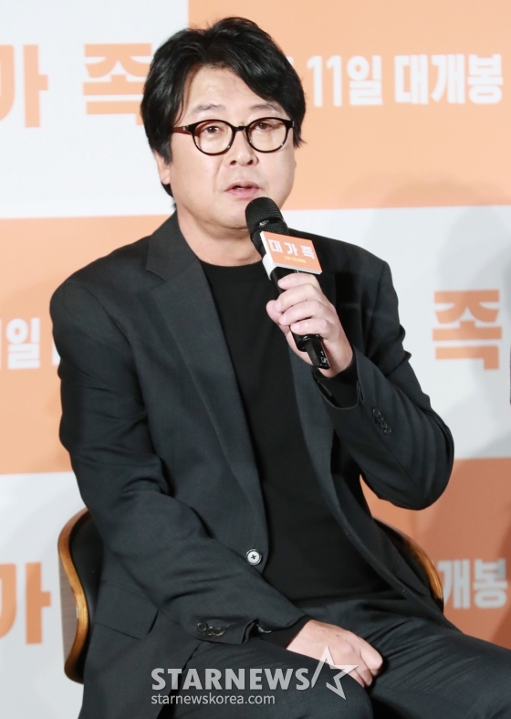 배우 김윤석이 12일 오전 서울 롯데시네마 건대입구점에서 진행된 영화 &#039;대가족&#039;(감독 양우석) 제작발표회에 참석해 질문에 답하고 있다. /2024.11.12 /사진=이동훈 photoguy@