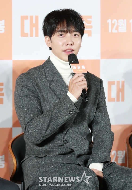 배우 이승기가 12일 오전 서울 롯데시네마 건대입구점에서 진행된 영화 &#039;대가족&#039;(감독 양우석) 제작발표회에 참석해 질문에 답하고 있다. /2024.11.12 /사진=이동훈 photoguy@