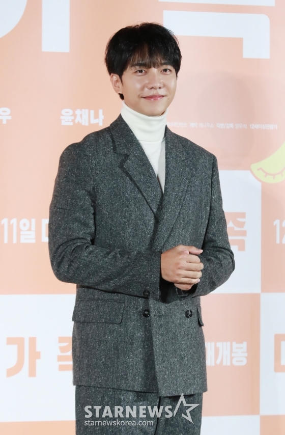 배우 이승기가 12일 오전 서울 롯데시네마 건대입구점에서 진행된 영화 &#039;대가족&#039;(감독 양우석) 제작발표회에 참석해 포즈를 취하고 있다. /2024.11.12 /사진=이동훈 photoguy@