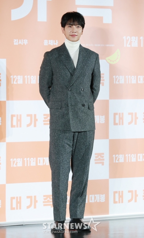 배우 이승기가12일 오전 서울 롯데시네마 건대입구점에서 진행된 영화 &#039;대가족&#039;(감독 양우석) 제작발표회에 참석해 포즈를 취하고 있다. /2024.11.12 /사진=이동훈 photoguy@