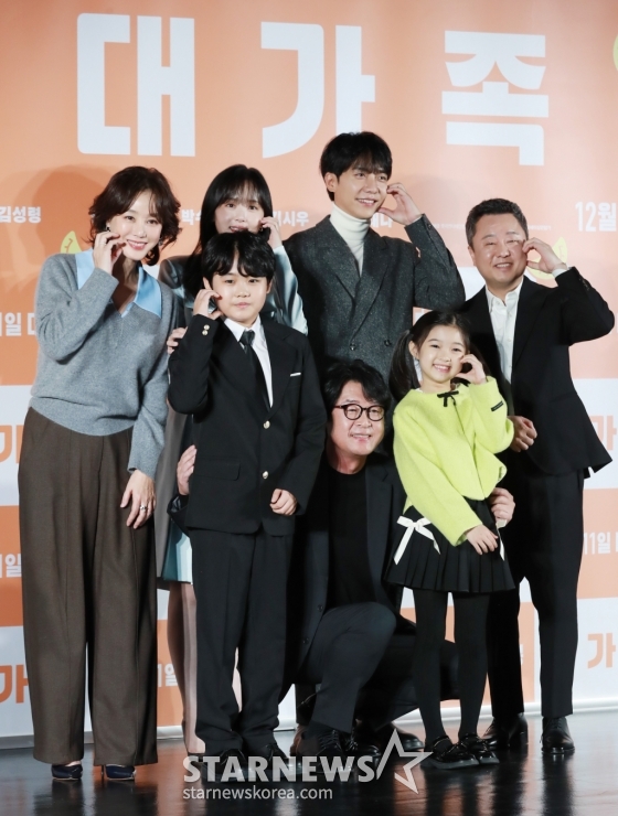 배우 김성령, 강한나, 이승기, 박수영, 김시우,김윤석, 윤채나가 12일 오전 서울 롯데시네마 건대입구점에서 진행된 영화 &#039;대가족&#039;(감독 양우석) 제작발표회에 참석해 포즈를 취하고 있다. /2024.11.12 /사진=이동훈 photoguy@