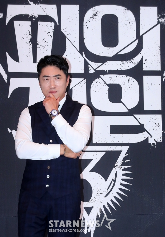 코미디언 장동민이 12일 오후 서울 성동구 메가박스 성수에서 진행된 웨이브 오리지널 &#039;피의 게임 시즌3&#039; 제작발표회에 참석해 포즈를 취하고 있다.  &#039;피의 게임3&#039;는 서바이벌 레전드들과 신예들이 지킬 것인가, 뺏을 것인가를 두고 벌이는 생존지능 서바이벌. 오는 15일 공개. 2024.11.12 /사진=김창현 chmt@