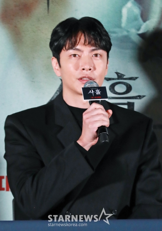 배우 이민기가 12일 오후 서울 CGV용산아이파크몰에서 진행된 영화 &#039;사흘&#039;(감독 현문섭) 언론배급시사회 및 기자간담회에 참석해 질문에 답하고 있다. /2024.11.12 /사진=이동훈 photoguy@