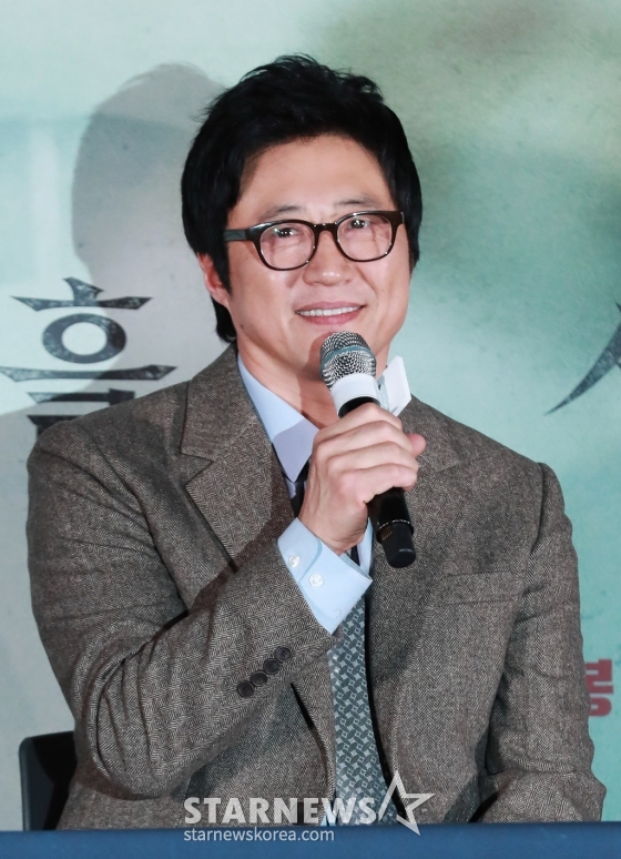 배우 박신양이 12일 오후 서울 CGV용산아이파크몰에서 진행된 영화 &#039;사흘&#039;(감독 현문섭) 언론배급시사회 및 기자간담회에 참석해 질문에 답하고 있다. /2024.11.12 /사진=이동훈 photoguy@