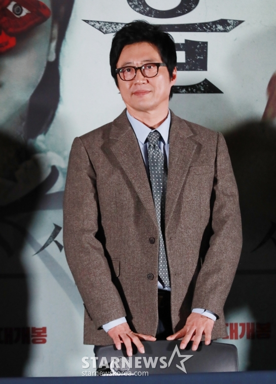 배우 박신양이 12일 오후 서울 CGV용산아이파크몰에서 진행된 영화 &#039;사흘&#039;(감독 현문섭) 언론배급시사회 및 기자간담회에 참석해 인사를 하고 있다. /2024.11.12 /사진=이동훈 photoguy@