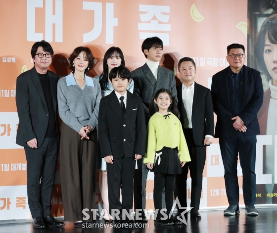 배우 김성령, 강한나, 이승기, 박수영, 김시우,김윤석, 윤채나, 양우석 감독이 12일 오전 서울 롯데시네마 건대입구점에서 진행된 영화 &#039;대가족&#039;(감독 양우석) 제작발표회에 참석해 포즈를 취하고 있다. /2024.11.12 /사진=이동훈 photoguy@